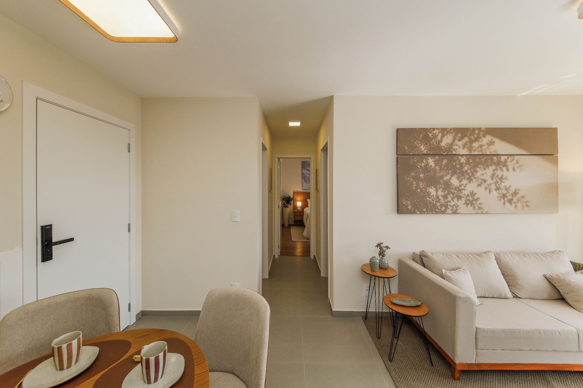 Hall de entrada e corredor que dá acesso aos quartos do apartamento decorado