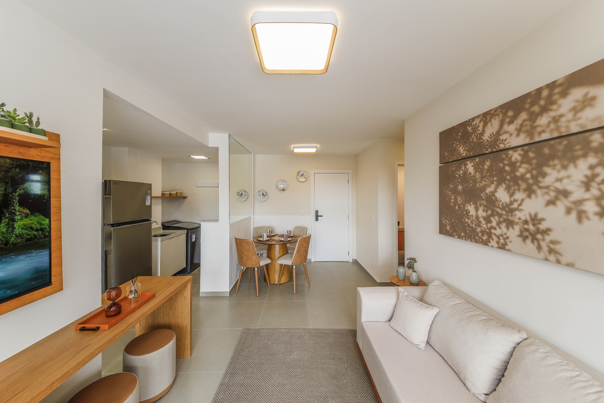 Sala de estar com sofá, parede decorativa e mesa de jantar redonda