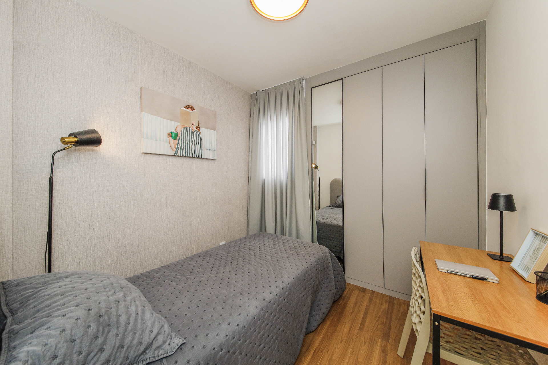 Quarto com cama de solteiro, bancada de estudos e armário planejado