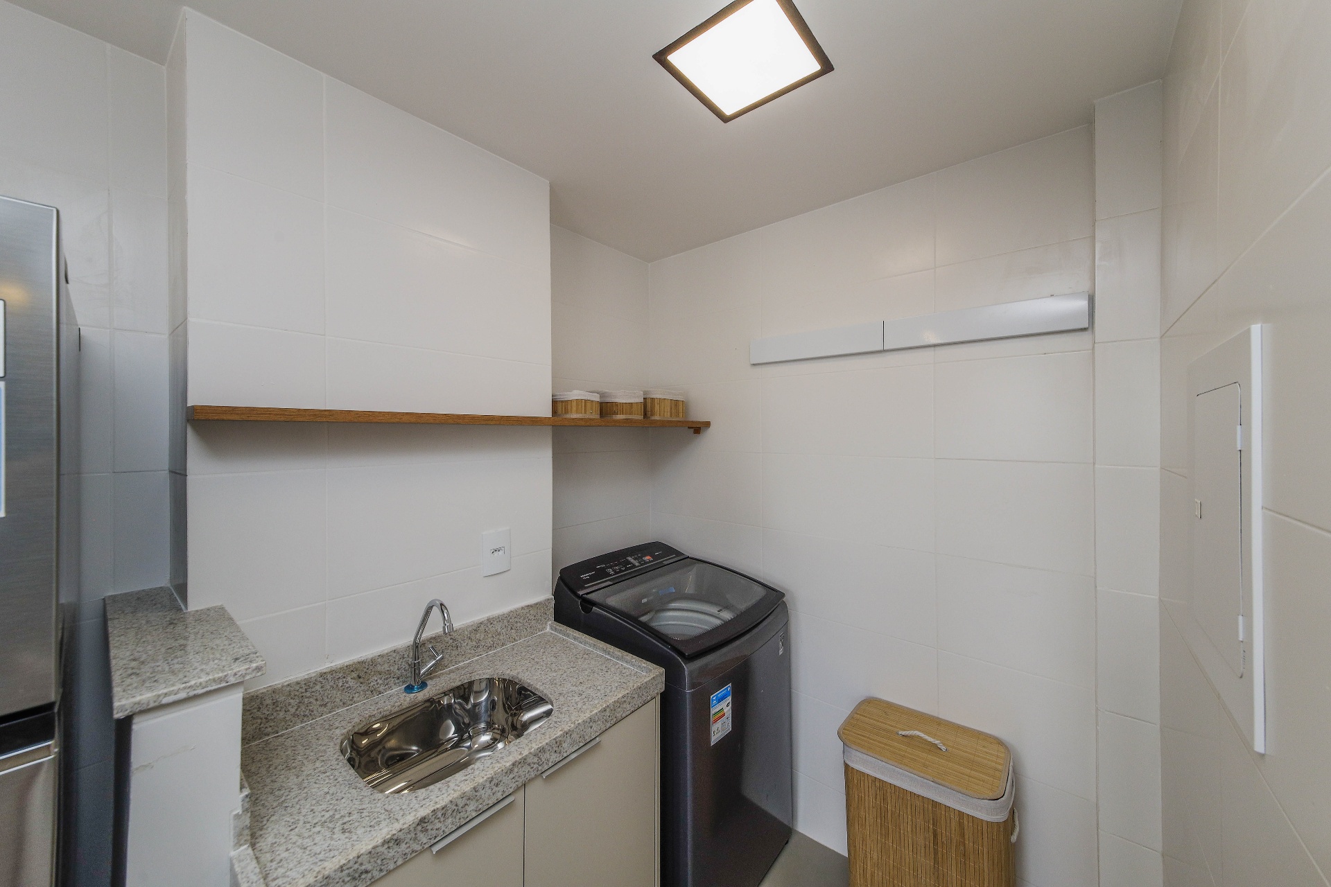 Área de serviço azulejada do apartamento decorado