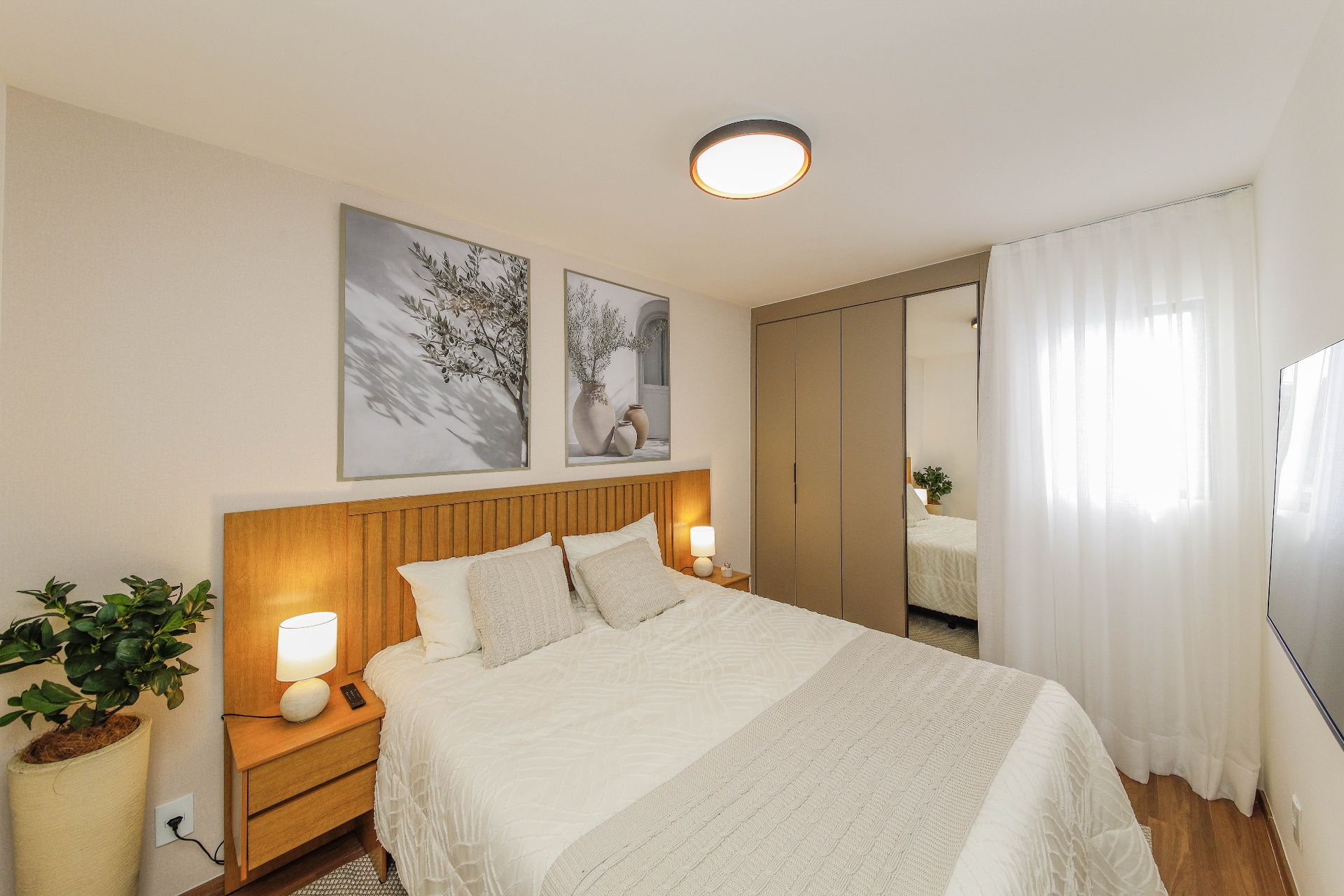 Quarto de casal do decorado com cabeceira em madeira e armário planejado